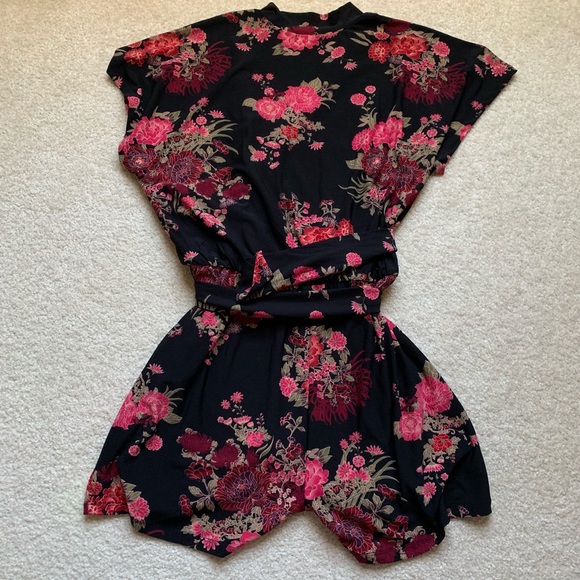 ✅ Leith Small Floral Romper - Picture 2 of 3